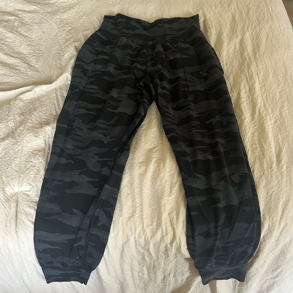 Athleta salutation camo jogger
